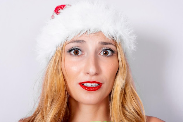 Zbliżenie womans twarz z bożonarodzeniową nakrętką i ślicznym wyrażeniem