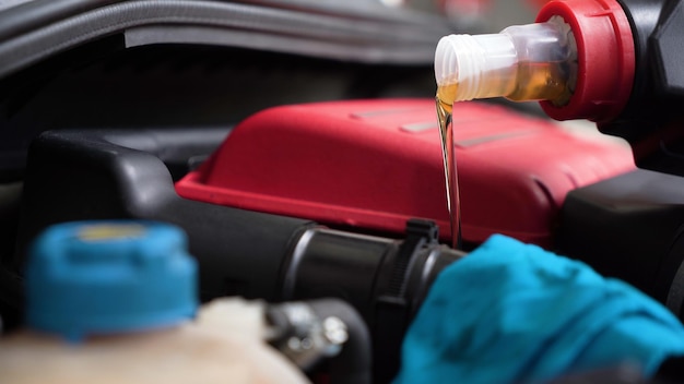 Zdjęcie zbliżenie wymiany oleju w silniku samochodu