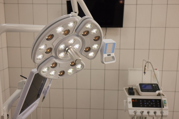 Zbliżenie wysokiej klasy światła chirurgicznego LED z wieloma żarówkami do sali operacyjnej Lekkie urządzenie medyczne w sali operacyjnej
