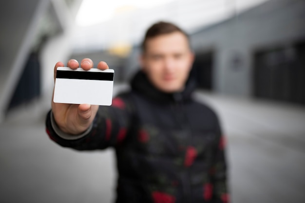 Zdjęcie zbliżenie z karty kredytowej w ręku