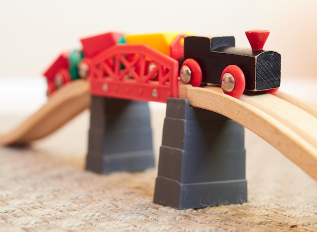 Zdjęcie zbliżenie zabawkowego pociągu na stole
