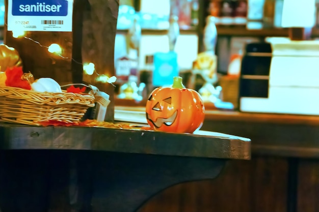 Zbliżenie zabawkowych dekoracji halloween restauracji na halloween