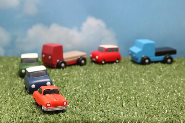 Zdjęcie zbliżenie zabawkowych samochodów na trawie