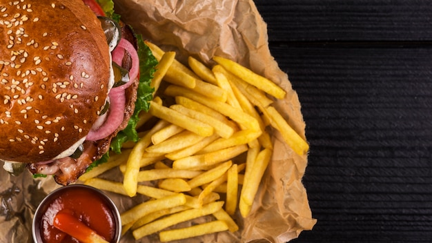 Zdjęcie zbliżenie zabrać burgera z frytkami i keczupem