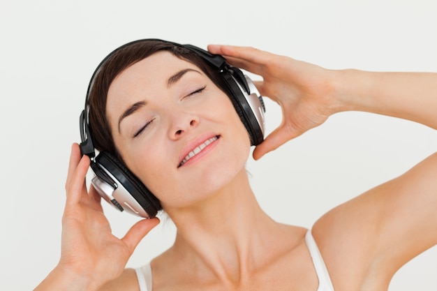 Zbliżenie zadowolony brunetka słuchania muzyki