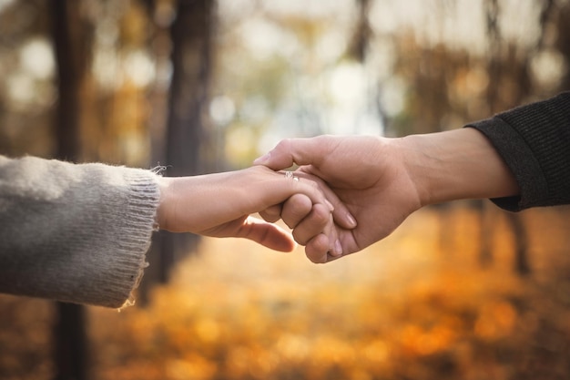 Zbliżenie zakochanej pary trzymającej się za ręce podczas chodzenia Selektywna ostrość