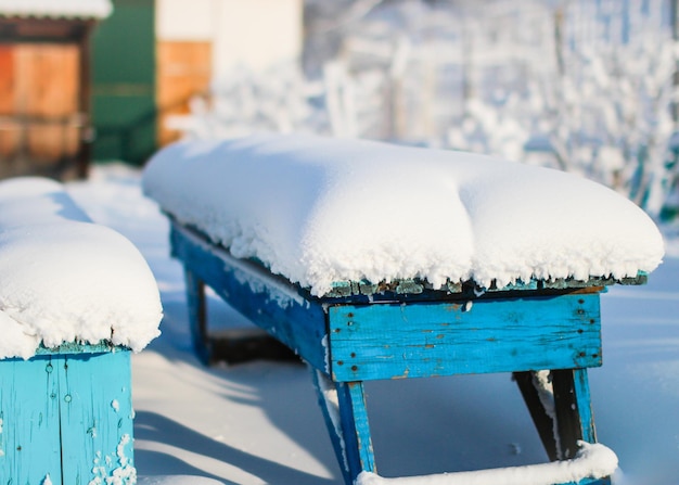 Zdjęcie zbliżenie zamarzniętej drewnianej ławki w zimie