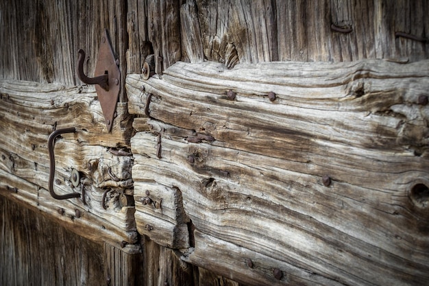 Zdjęcie zbliżenie zamkniętych drewnianych drzwi