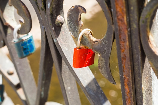 Zdjęcie zbliżenie zamków na balustradzie