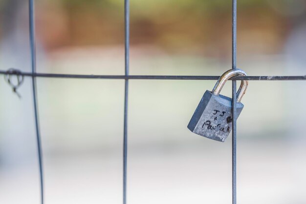 Zdjęcie zbliżenie zamków na balustradzie