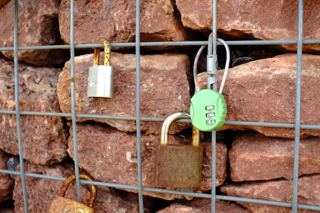 Zdjęcie zbliżenie zamków na ścianie