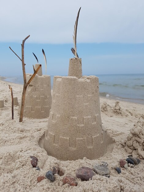 Zdjęcie zbliżenie zamków piaskowych na plaży