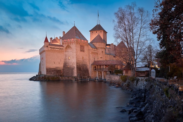 Zbliżenie zamku Chillon o zachodzie słońca w Szwajcarii