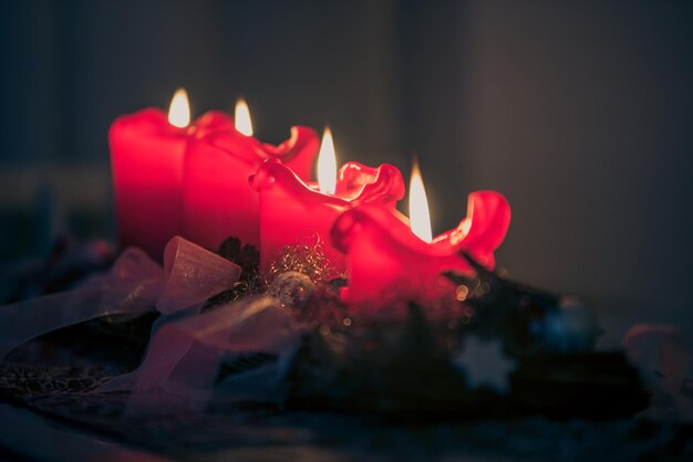 Zdjęcie zbliżenie zapalonych czerwonych świec