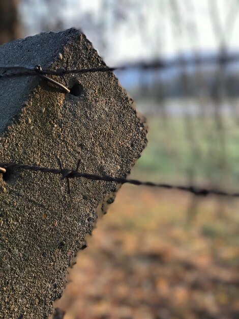 Zbliżenie zardzewiałego metalu na tle nieba