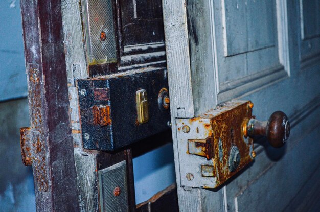 Zdjęcie zbliżenie zardzewiałych metalowych drzwi