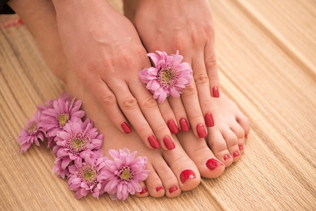 Zbliżenie zdjęcie kobiecych stóp i rąk w salonie spa na zabieg pedicure i manicure
