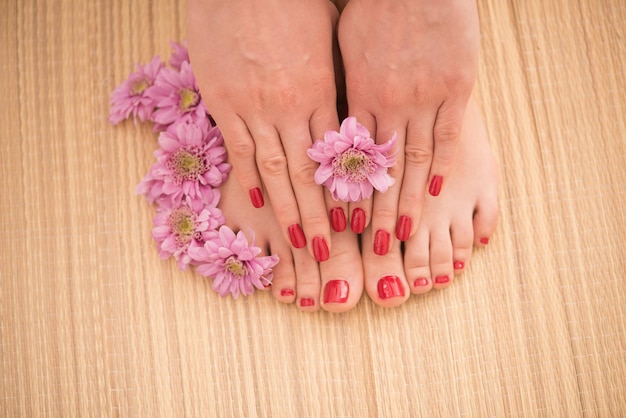Zbliżenie zdjęcie kobiecych stóp i rąk w salonie spa na zabieg pedicure i manicure