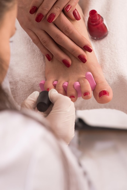 Zbliżenie zdjęcie kobiecych stóp i rąk w salonie spa na zabieg pedicure i manicure