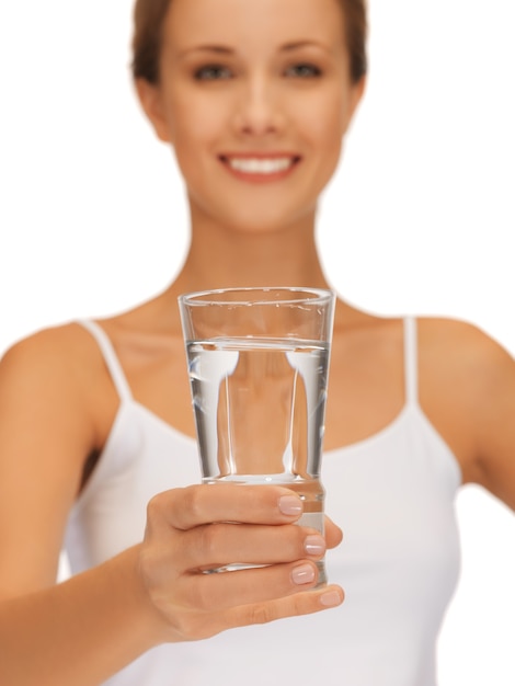 zbliżenie zdjęcie kobiety trzymające się za ręce szklankę wody .