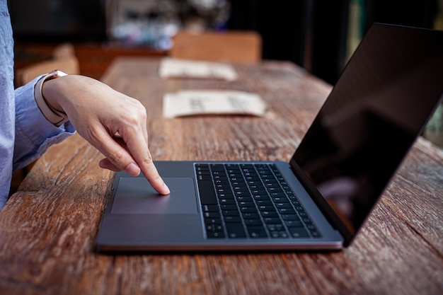 Zbliżenie zdjęcie palców kobiety dotyka klawiatury laptopa