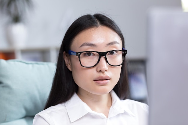 Zbliżenie Zdjęcie Portret Młodej Azjatyckiej Kobiety W Biurze Dyrektora Businesswoman Freelancer