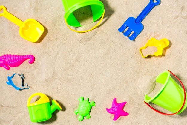 Zdjęcie zbliżenie zestawu zabawek z piasku na letniej plaży