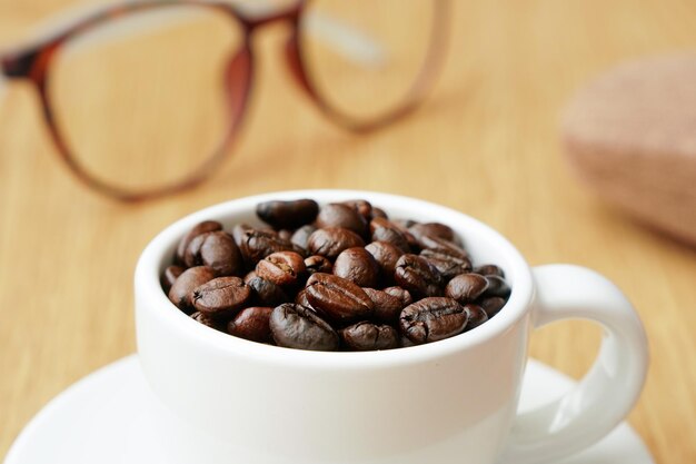 Zdjęcie zbliżenie ziaren kawy na stole