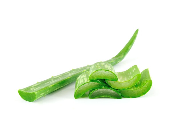 Zbliżenie zielonej pieprzu chili na białym tle