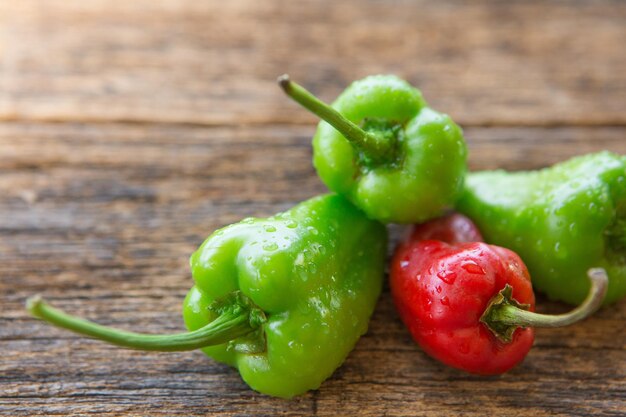 Zdjęcie zbliżenie zielonych papryki chili na stole