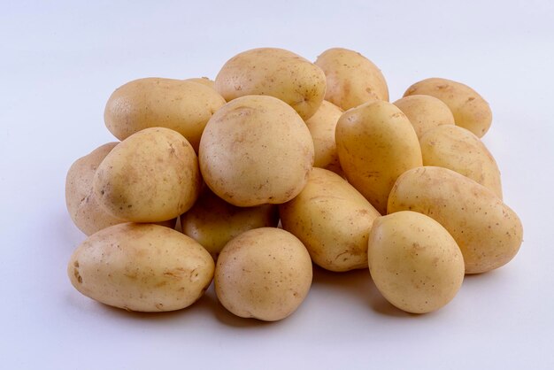 Zbliżenie ziemniaków na białym tle Zdjęcie studyjne