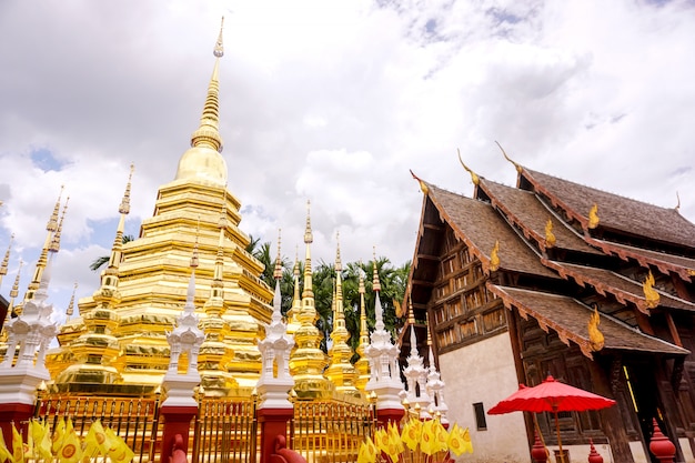 Zbliżenie złota pagoda i antyczny sanktuarium