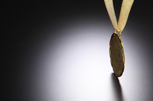 Zbliżenie złotego medalu na stole