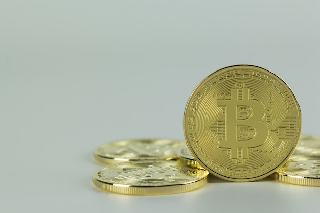 zbliżenie złotej monety bitcoin. kryptowaluta bitcoinowa. pomysł na biznes