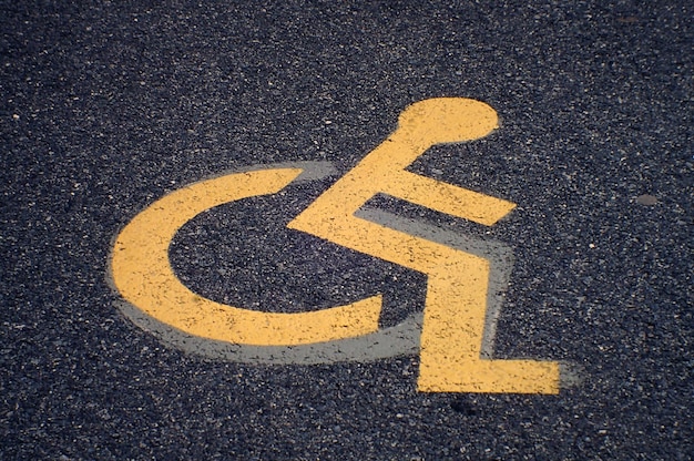Zbliżenie znaku parkingu dla osób niepełnosprawnych