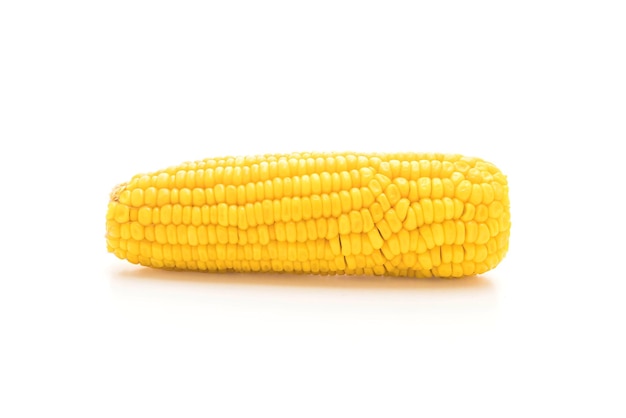 Zbliżenie żółtego ciasta na białym tle