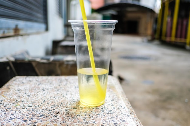 Zdjęcie zbliżenie żółtego napoju na stole