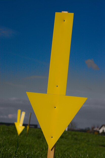 Zdjęcie zbliżenie żółtego znaku drogowego na tle nieba