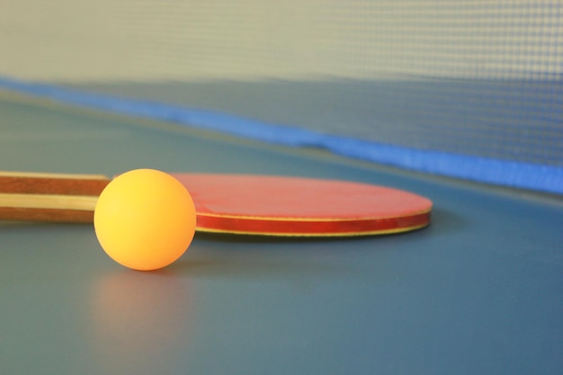 Zdjęcie zbliżenie żółtej piłki na stole