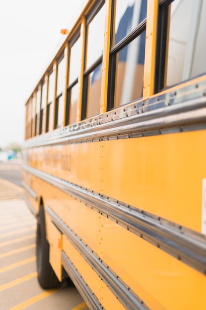 Zbliżenie żółty autobus szkolny na wycieczkę.