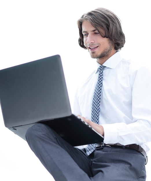 Zbliżenienowocześni biznesmeni pracujący z laptopem