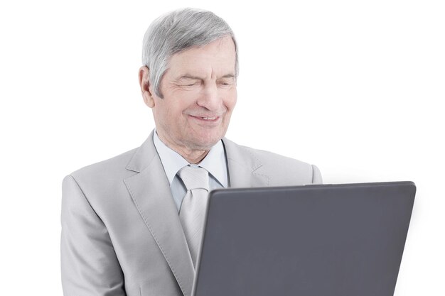 Zbliżenieprzystojny starszy biznesmen pracuje na laptopie na białym tle