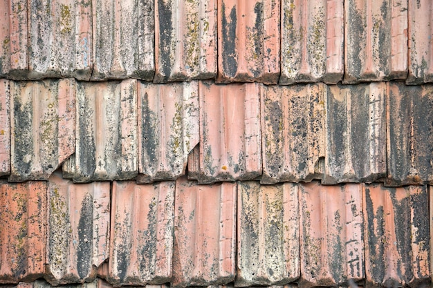 Zbliżona powierzchnia starych ceramicznych płytek pokrywających dach budynku