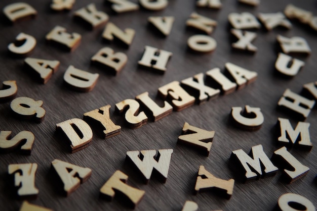 Zdjęcie zbliżony obraz tekstu dyslexia otoczony rozrzuconym alfabetem