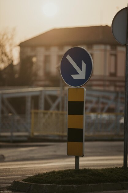 Zbliżony obraz znaku drogowego na ulicy