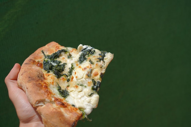 Zdjęcie zbliżony plan pizzy w ręku