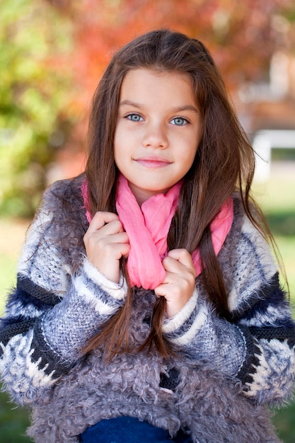 Zbliżony portret pięknej dziewięcioletniej dziewczynki w parku jesiennym