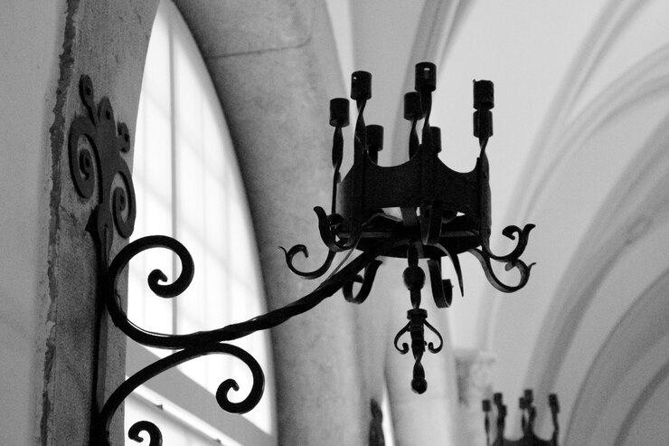 Zdjęcie zbliżony widok lampy ściennej pod niskim kątem