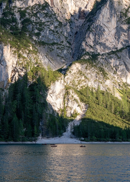 Zbocze góry plaża w pobliżu górskiego jeziora Braies Dolomity Alpy Urlopowicze na łódkach Malownicze miejsce na wakacje dla całej rodziny Podróże na wakacje Włochy Południowy Tyrol