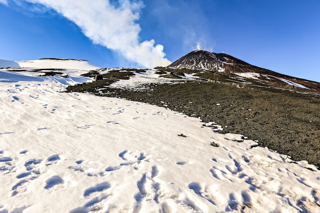 Zbocze wulkanu Etna z parą unoszącą się z krateru, Sycylia, Włochy